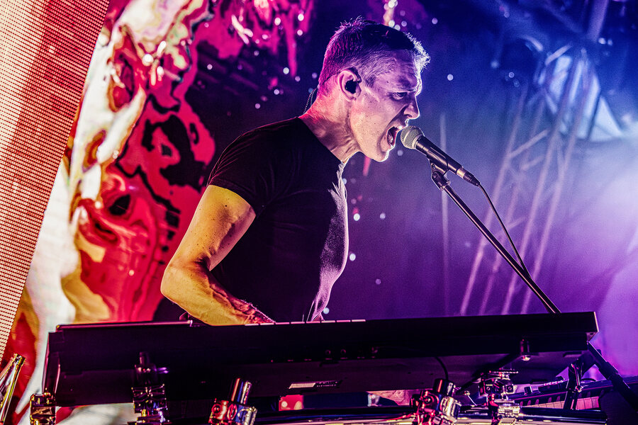 Keyboarder Tony Clare von Remode am Mikrofon